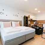 Daire Slavic Spacious By Chors Bratislava